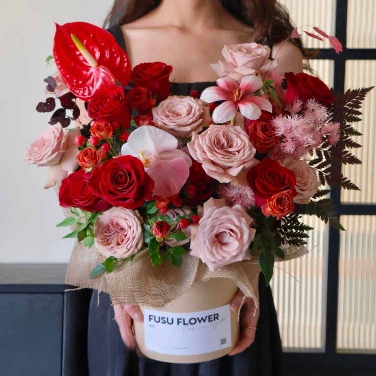 【所願長情】卡布奇諾玫瑰花鬱金香蝴蝶紅掌抱抱桶混搭花束生日花束生日鮮花