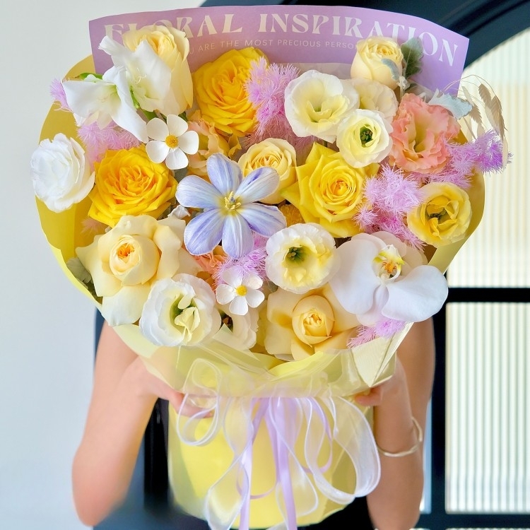 【慢寫冬雪】奶油杯玫瑰花鬱金香蓬萊松蝴蝶蘭混搭花束生日花束