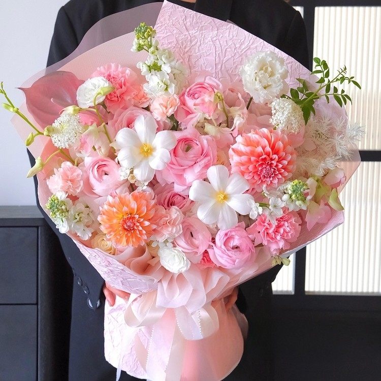 【春色滿園】洋牡丹鬱金香桔梗紫羅蘭蓬萊松混搭花束約會花束