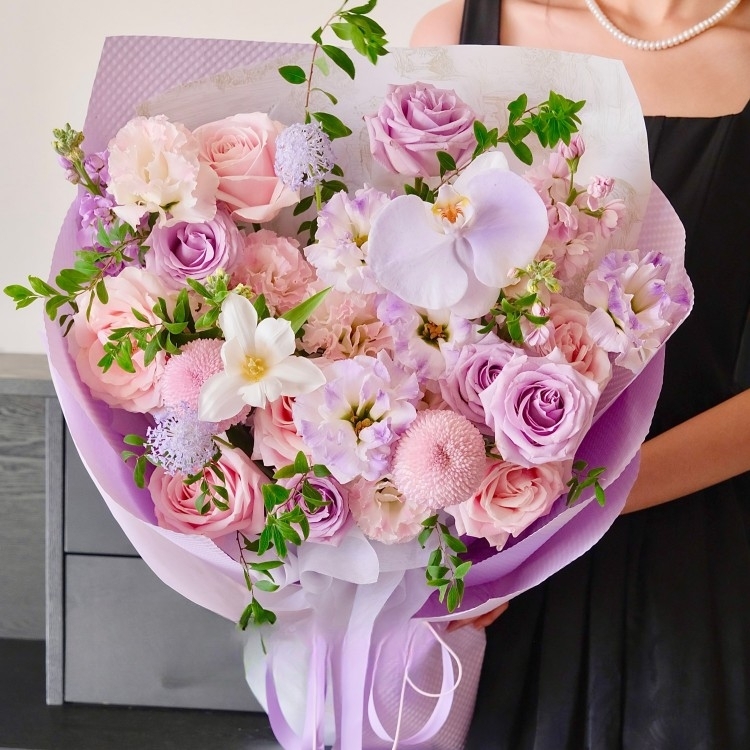【詩的指意】粉玫瑰花蝴蝶蘭康乃馨乒乓菊九星葉混搭花束生日花束