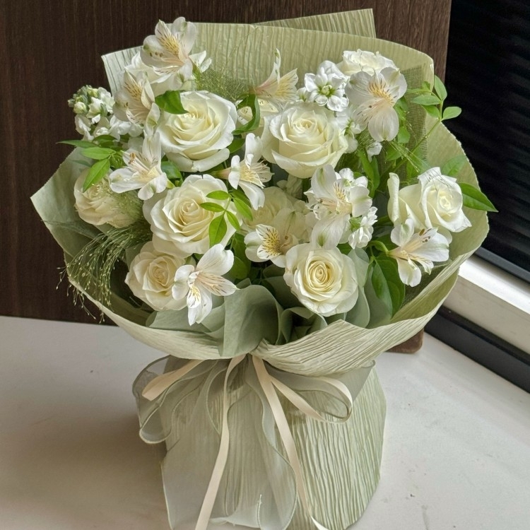 【一見傾心】白玫瑰花水仙百合紫羅蘭混搭花束生日花束生日鮮花約會花束
