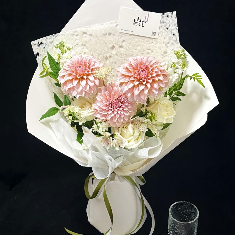3枝奶油桃子大麗花+4枝白玫瑰+時令配花fl00018-032