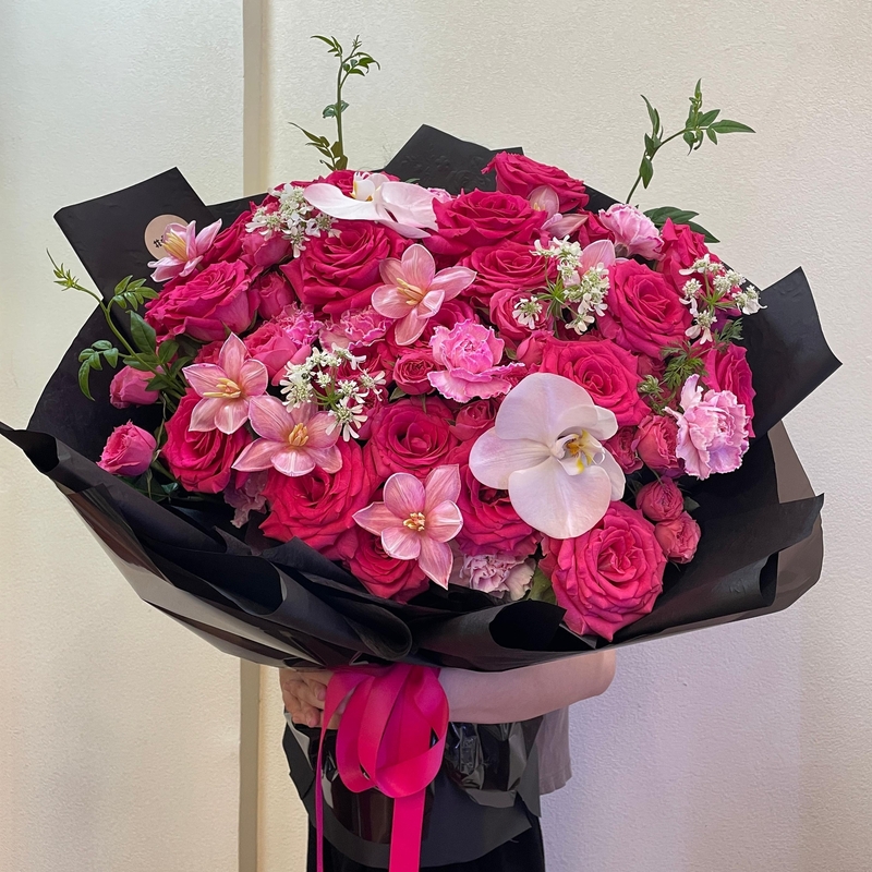 玫瑰混搭蝴蝶蘭，康乃馨，蕾絲花花束(fl00008-0010)