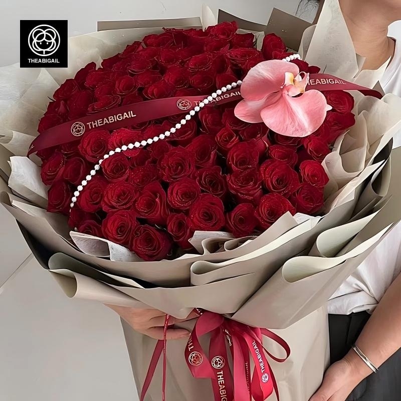 99枝紅色玫瑰混搭蝴蝶蘭（噴色）花束(fl00007-047)