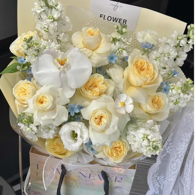 蝴蝶蘭混搭奶油杯玫瑰，白色桔梗花束(fl00009-0009)