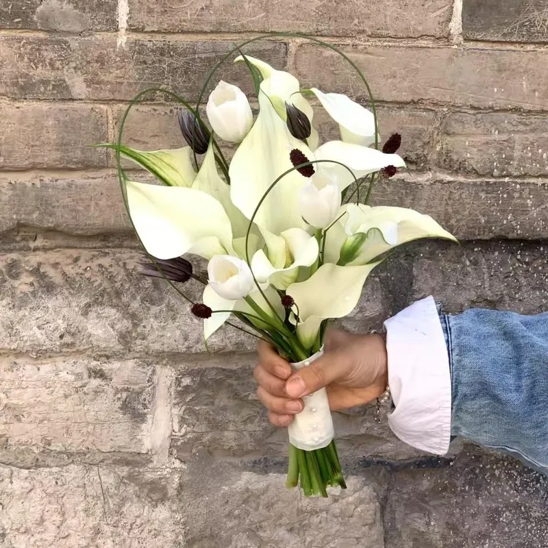 白色馬蹄蓮混搭白色鬱金香手捧花束(fl00018-035)