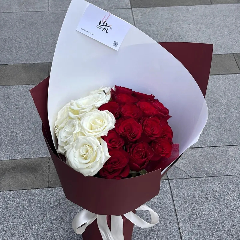 13枝紅玫瑰混搭3枝白玫瑰花束(fl00018-006)