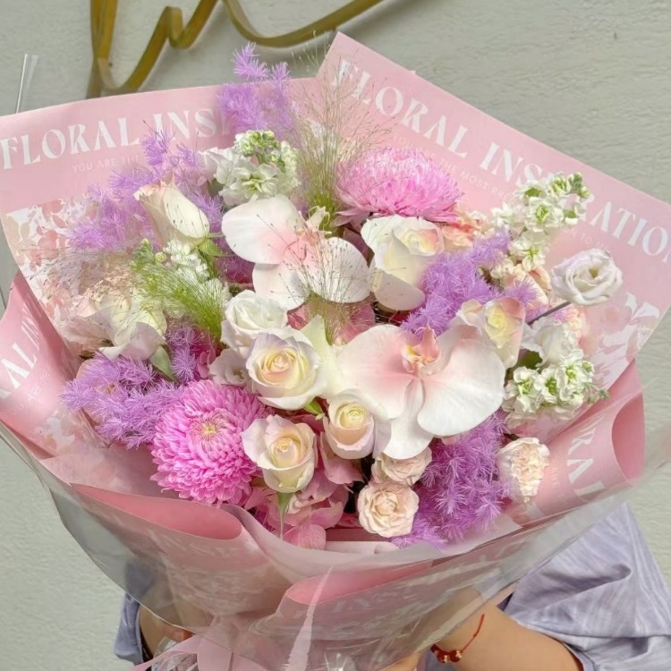 奶油粉玫瑰混搭蝴蝶蘭，絨球菊花束(fl00024-002)