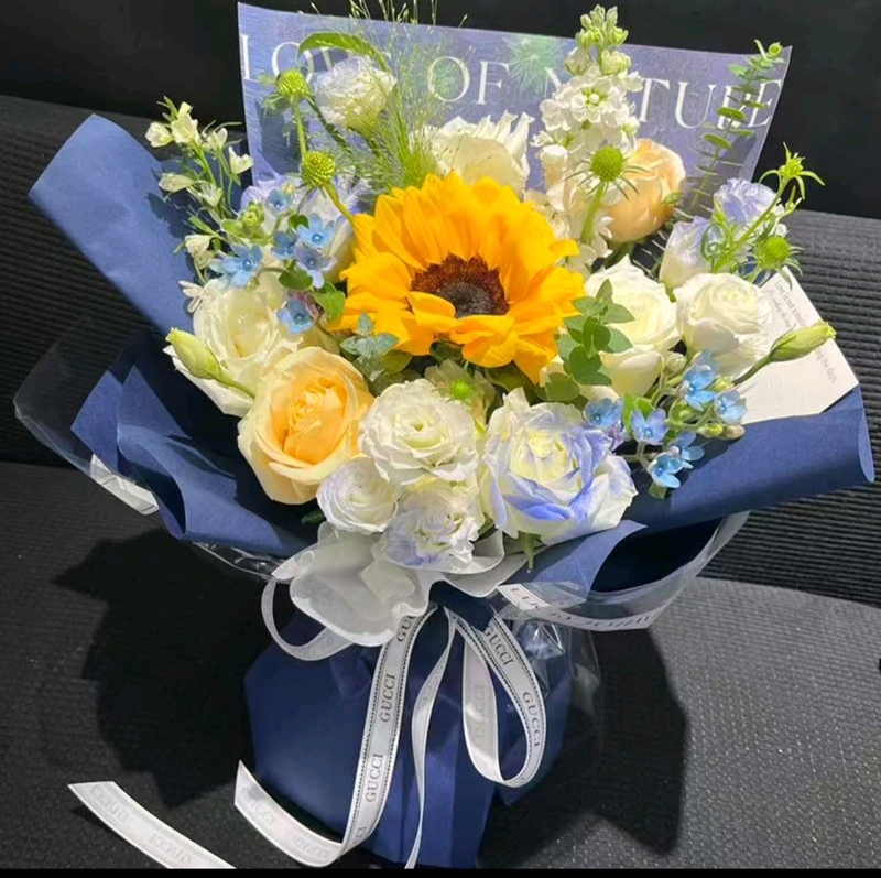 向日葵混搭碎冰藍玫瑰（噴色）花束(fl00016-006)