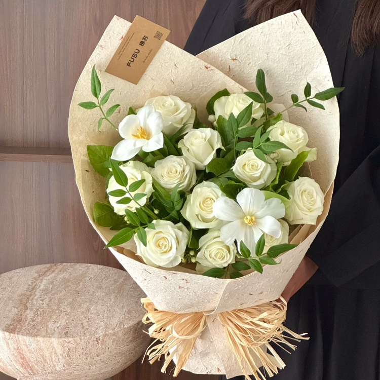 白色玫瑰混搭鬱金香花束(fl00023-0029)
