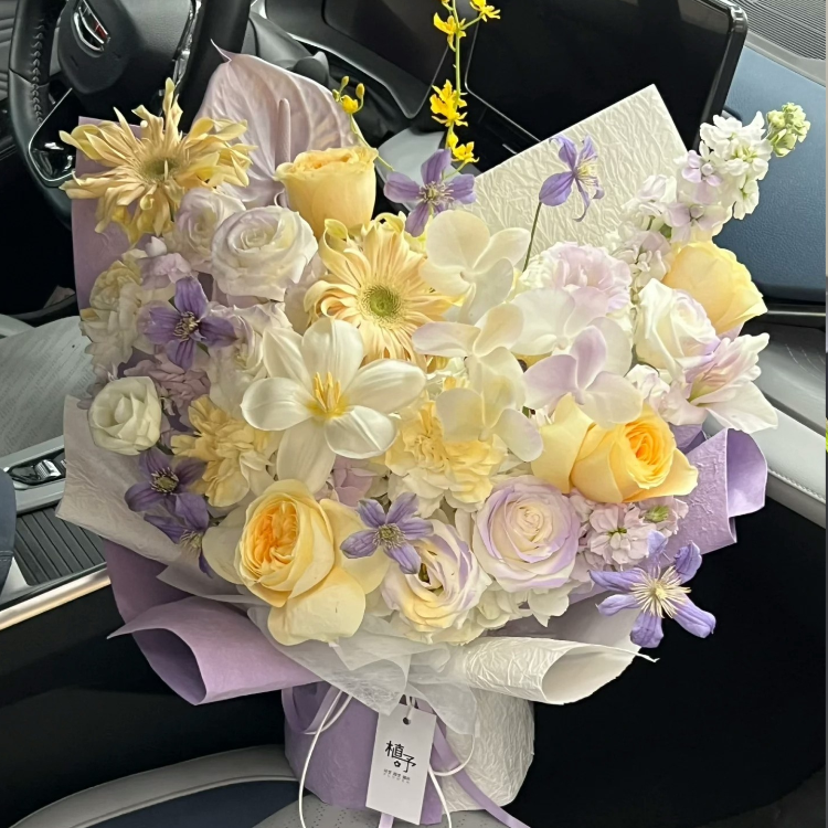 玫瑰混搭蝴蝶蘭、非洲菊、鬱金香花束(fl00023-0019)