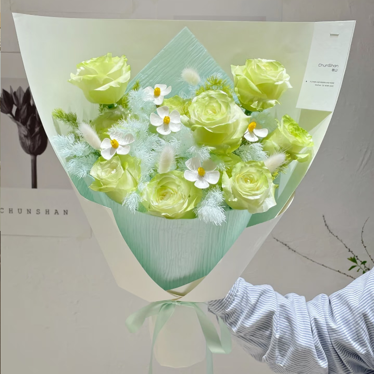 淺綠色玫瑰混搭蓬萊松花束(fl00023-0006)