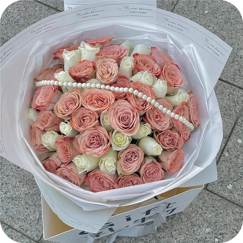 52枝白色玫瑰混搭卡布奇諾玫瑰花束(fl00015-0021)