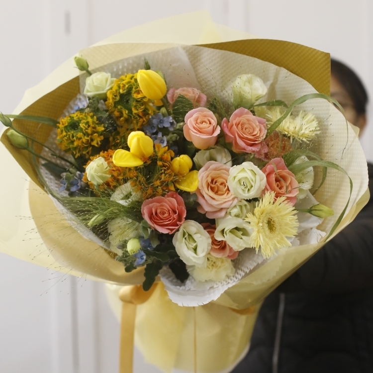 粉色玫瑰混搭鬱金香，非洲菊，洋桔梗花束(fl00013-045)
