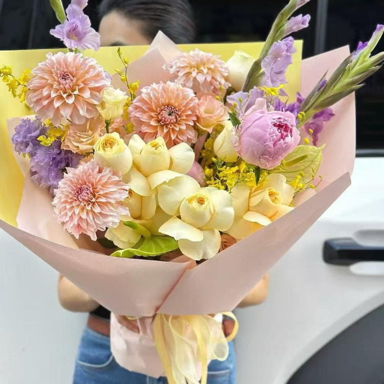 淡黃色玫瑰混搭大麗花，芍藥，劍蘭花束(fl00021-006)