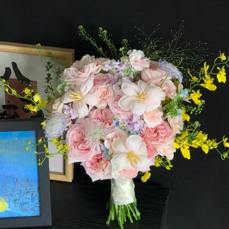 粉色玫瑰混搭馬蹄蓮，文心蘭，勿忘我花束(fl00019-0006)
