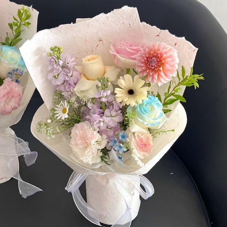 淺粉玫瑰混搭大麗花，非洲菊，紫羅蘭花束(fl00019-0018)