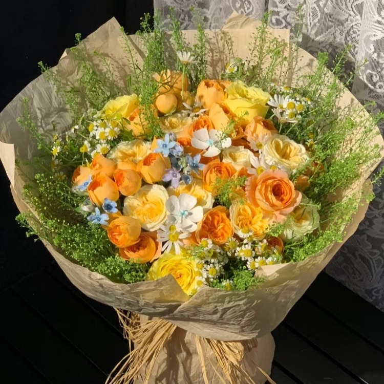 橙黃色玫瑰混搭小雛菊，淺藍星花花束(fl00019-0027)