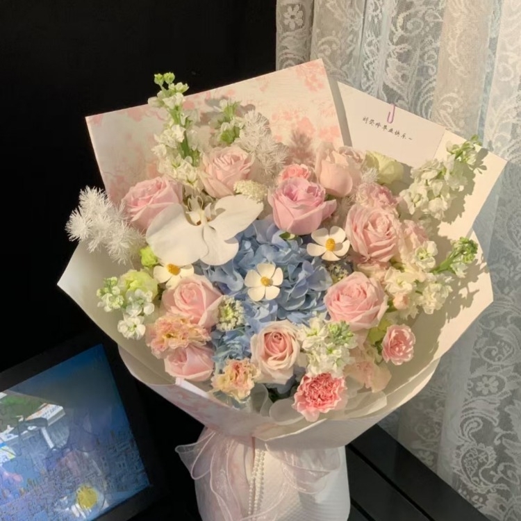 粉色玫瑰混搭繡球花，蝴蝶蘭，小雛菊花束(fl00019-0030)