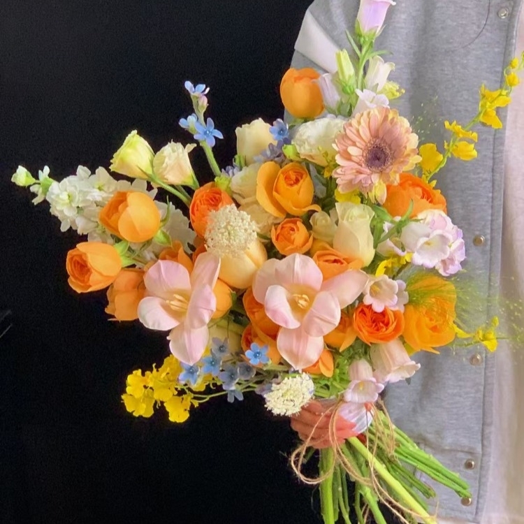 橙色玫瑰混搭鬱金香，非洲菊，勿忘我花束(fl00019-0035)