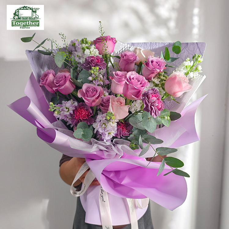 Mixed Rose and Carnation Bouquet with Violets fl0000-XH0104