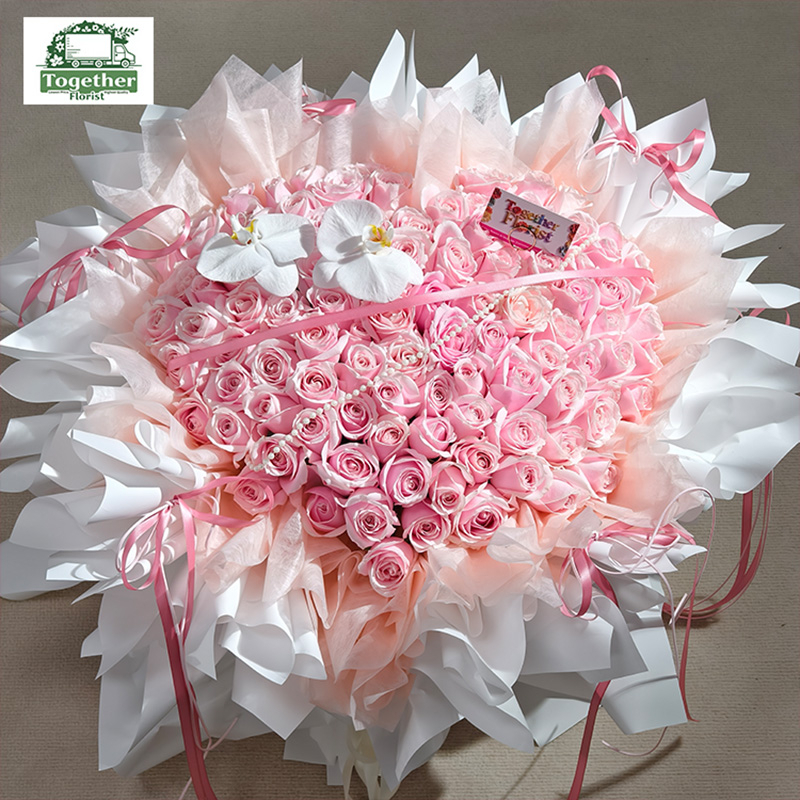 99枝粉雪山玫瑰混搭蝴蝶蘭心形花束 fl0000-XH0150