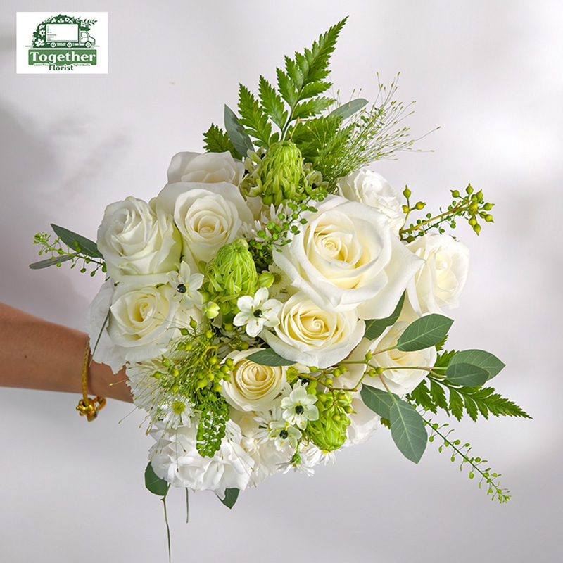 白色玫瑰混搭白色桔梗，白色康乃馨新娘手捧花fl0000-XH0172