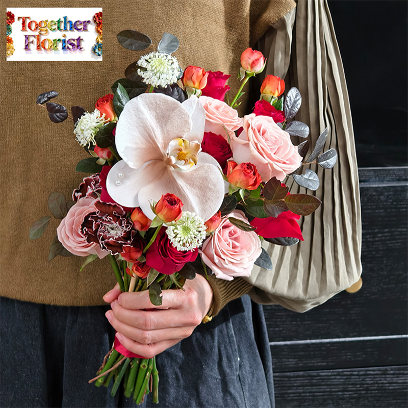 蝴蝶蘭混搭卡布奇洛玫瑰，紅色玫瑰手捧花 fl0000-XH0116