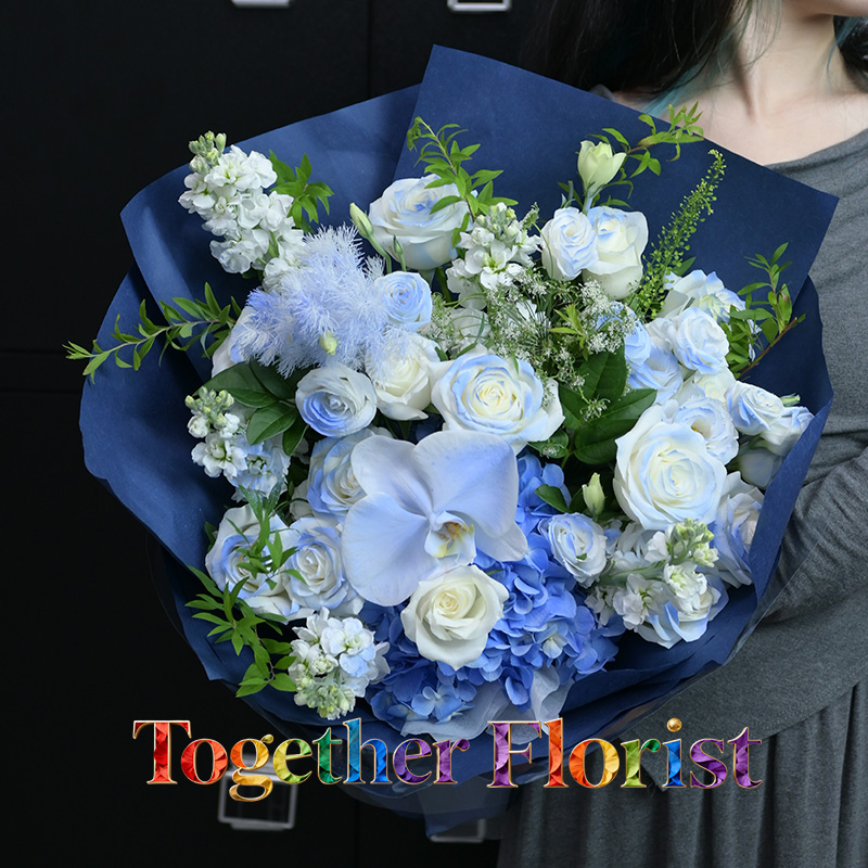 繡球混搭碎冰藍玫瑰（噴色），蝴蝶蘭花束fl00026-0082 情人節精選款式，無附加收費